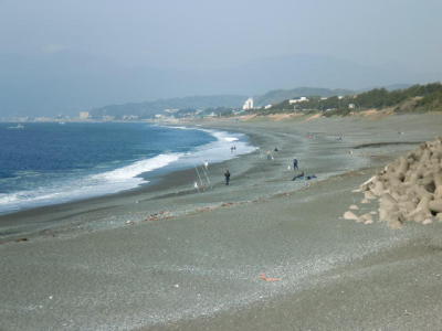 画像：　Ａ．Ｍ．８：００頃の大磯海岸です。 昨日より南に変わるのが遅いようです。